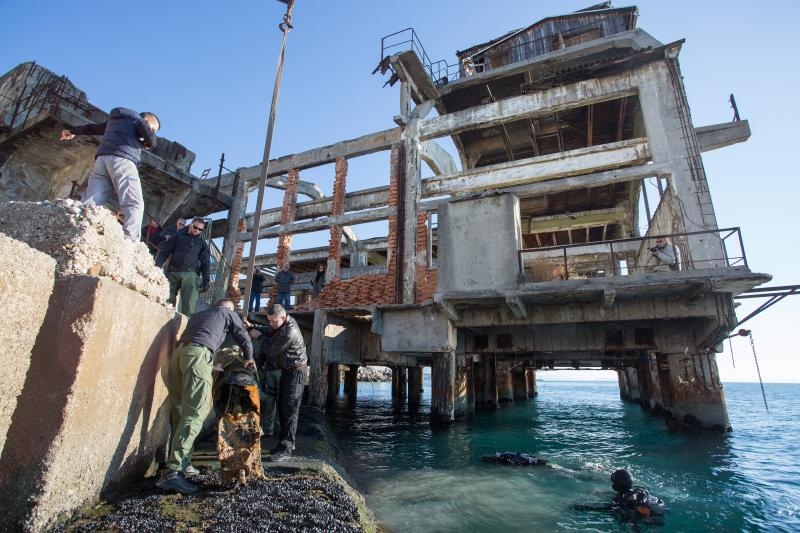 Specijalna policija Ajkule u podrucju ispred lansirne stanice tvornice Torpedo izvukla je s morskog dna jos jedan primjerak torpeda. I ovaj ce primjerak preuzeti Muzej grada Rijeke i uvrstiti ga u svoju Zbirku. Photo: Nel Pavletic/PIXSELL Specijalna policija Ajkule u podrucju ispred lansirne stanice tvornice Torpedo izvukla je s morskog dna jos jedan primjerak torpeda. I ovaj ce primjerak preuzeti Muzej grada Rijeke i uvrstiti ga u svoju Zbirku. Photo: Nel Pavletic/PIXSELL