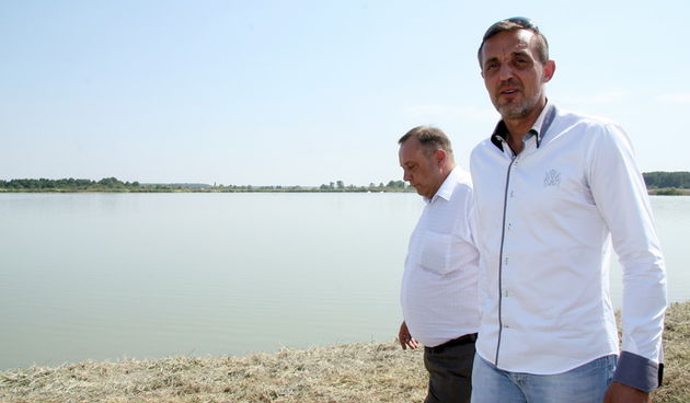 Orahovica, 250812Ministar poljoprivrede Tihomir Jakovina obisao je ribnjak Grudnjak u drustvu Darka Dukarica, predsjednika uprave PP Orahovica te se upoznao s jedinstvenim kompjuteriziranim nacinom rada tog ribnjaka. Foto: Emica Elvedji / CROPIX