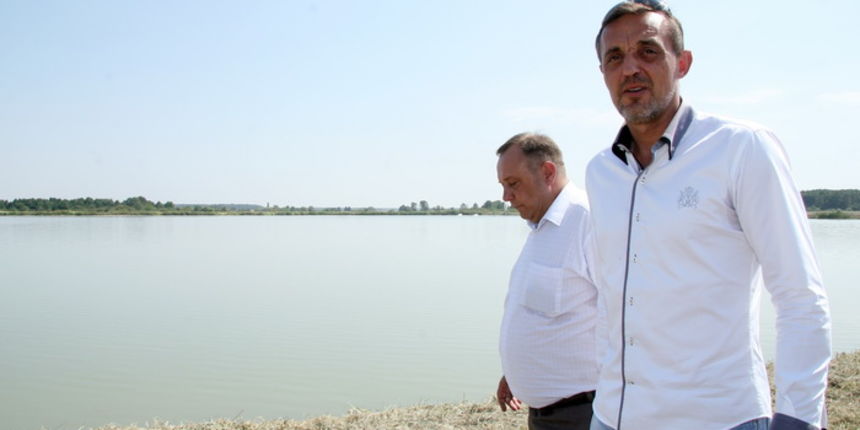 Orahovica, 250812Ministar poljoprivrede Tihomir Jakovina obisao je ribnjak Grudnjak u drustvu Darka Dukarica, predsjednika uprave PP Orahovica te se upoznao s jedinstvenim kompjuteriziranim nacinom rada tog ribnjaka. Foto: Emica Elvedji / CROPIX Orahovica, 250812Ministar poljoprivrede Tihomir Jakovina obisao je ribnjak Grudnjak u drustvu Darka Dukarica, predsjednika uprave PP Orahovica te se upoznao s jedinstvenim kompjuteriziranim nacinom rada tog ribnjaka. Foto: Emica Elvedji / CROPIX