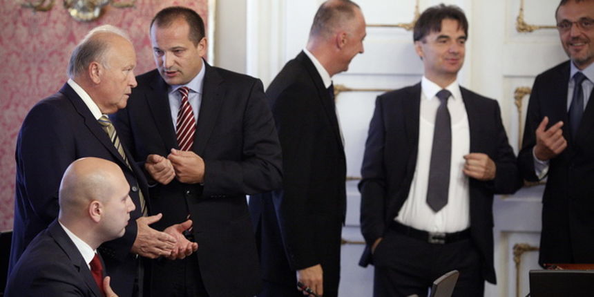 Zagreb, 060912.
Redovna sjednica Vlade RH u Banskim dvorima na Markovom trgu.
Na slici: ministri Slavko Linic, Orsat Miljenic, Ivan Vrdoljak, Branko Grcic, Tihomir Jakovina.
Foto: Dragan Matic / CROPIX