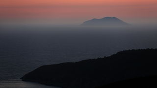 Vis 210812.
Otok Vis jedan je od najudaljenijih hrvatskih otoka koji broji nesto manje od 3 i pol tisuce stanovnika.No u vrijeme turisticke sezone otok postaje omiljena destinacija turistima od kojih je tradicionalno u kolovozu najvise Talijana.Vis ima bo