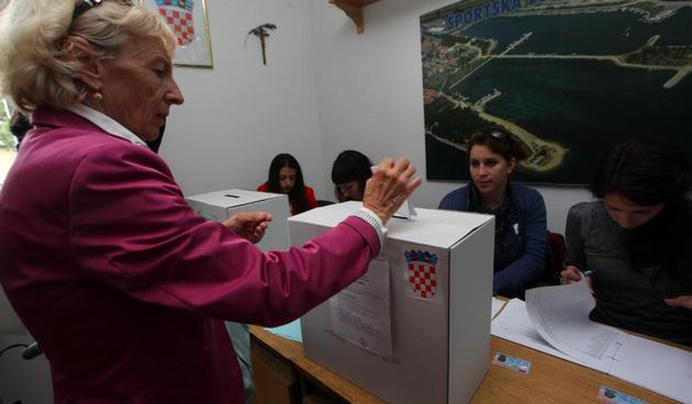 Drugi krug izbora za gradonacelnika i zupana u Zadru. Kandidat HDZ-a Bozidar Kalmeta izasao je na glasovanje u deset sati. Photo: Zeljko Mrsic/PIXSELL