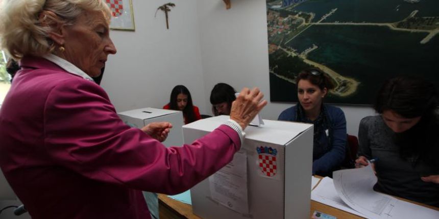 Drugi krug izbora za gradonacelnika i zupana u Zadru. Kandidat HDZ-a Bozidar Kalmeta izasao je na glasovanje u deset sati. Photo: Zeljko Mrsic/PIXSELL Drugi krug izbora za gradonacelnika i zupana u Zadru. Kandidat HDZ-a Bozidar Kalmeta izasao je na glasovanje u deset sati. Photo: Zeljko Mrsic/PIXSELL