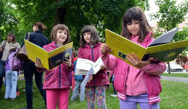 Bjelovar, Trg Eugena Kvaternika – Bjelovarski malisani sa stabala umjesto voca brali knjige. Naime, zanimljiva djecja manifestacija Uberi pricu u organizaciji Djecjeg odjela Narodne knjiznice Petar Preradovic odrzana je u sredisnjem gradskom parku, a radi