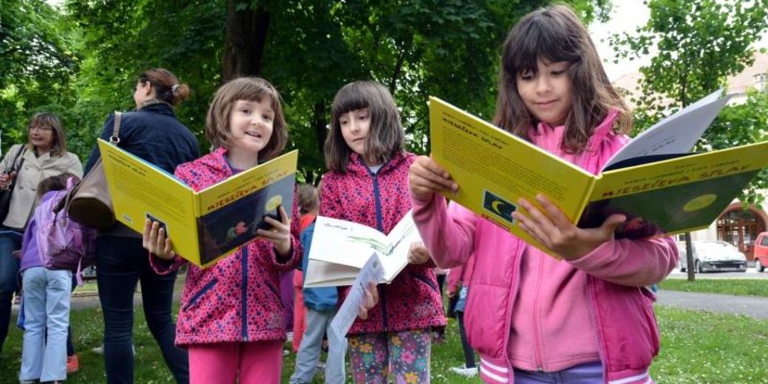 Bjelovar, Trg Eugena Kvaternika – Bjelovarski malisani sa stabala umjesto voca brali knjige. Naime, zanimljiva djecja manifestacija Uberi pricu u organizaciji Djecjeg odjela Narodne knjiznice Petar Preradovic odrzana je u sredisnjem gradskom parku, a radi Bjelovar, Trg Eugena Kvaternika – Bjelovarski malisani sa stabala umjesto voca brali knjige. Naime, zanimljiva djecja manifestacija Uberi pricu u organizaciji Djecjeg odjela Narodne knjiznice Petar Preradovic odrzana je u sredisnjem gradskom parku, a radi