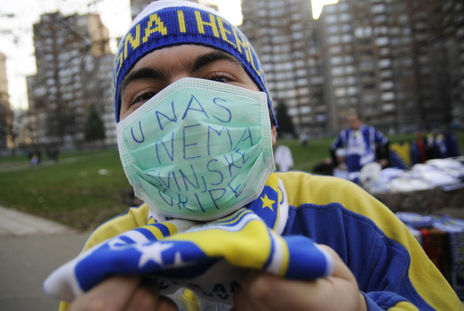 Zenica,181109.
Atmosfera uoci utakmice za odlazak na SP u nogometu izmedju Bosne i Hercegovine i Portugala. Navijaci Bosne i Hercegovine su spremni za navijanje.
Foto: Dado Ruvic / CROPIX