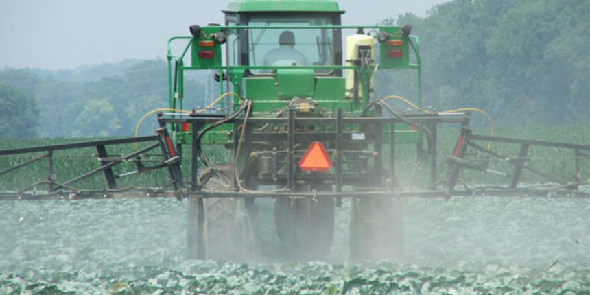 Prskanje pesticidima (Foto: smartplanet.com)