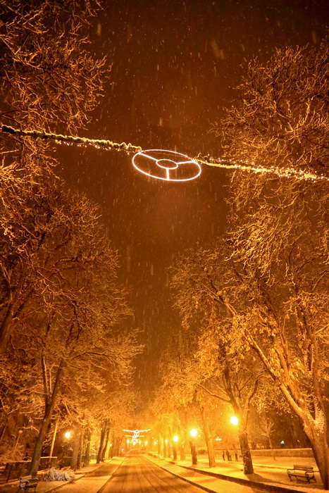 Sinj, 101212. 
Ciklona Simenka je veceras donijela pravi snijezni ugodjaj u Sinju.
Na slici Snijezni ugodjaj u Sinju.
Foto: Zvonimir Barisin / CROPIX