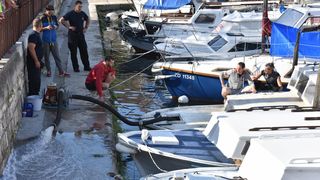 U gradskoj luci Foša u tijeku je izvlačenje potopljenih brodica