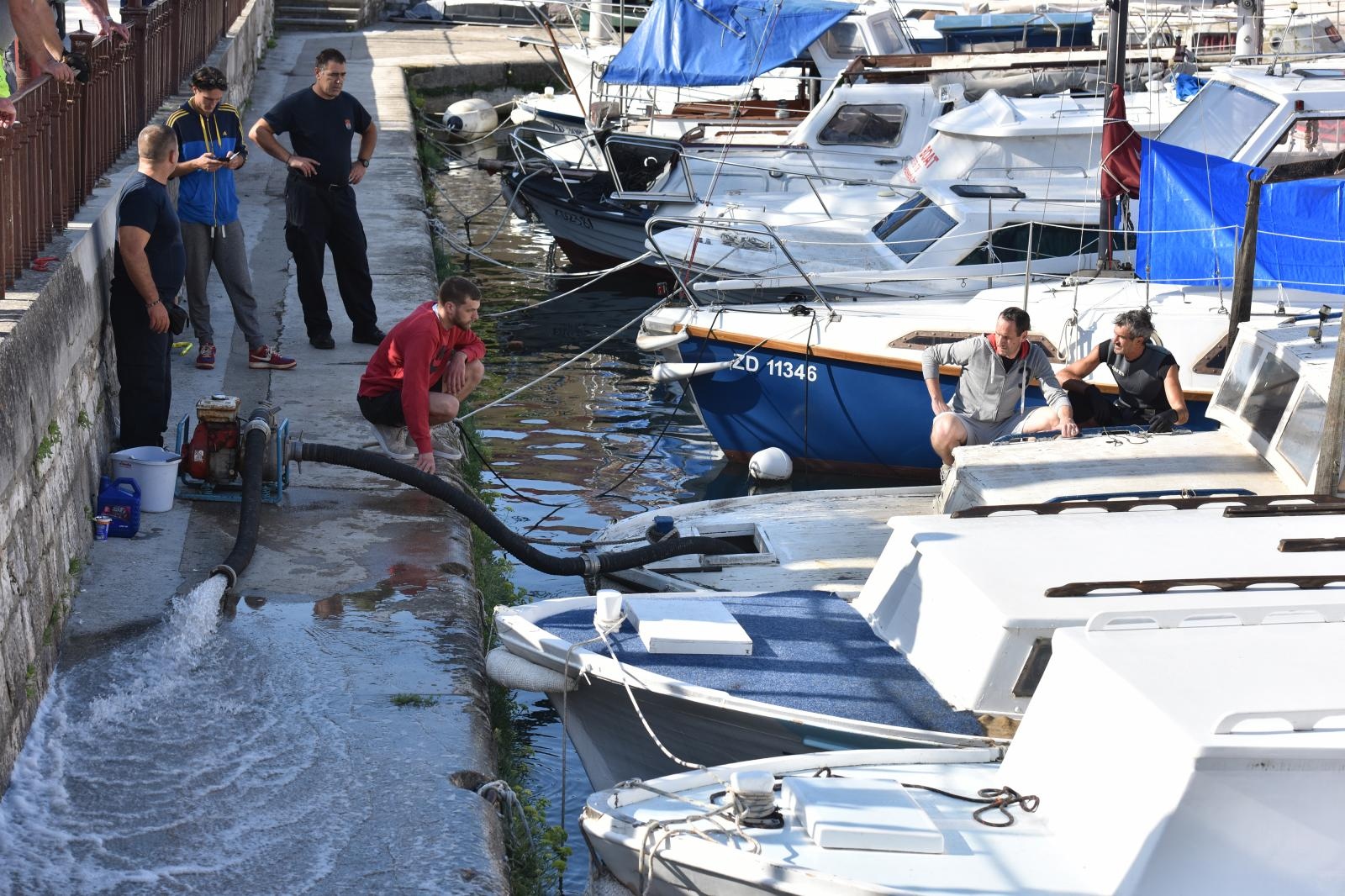 U gradskoj luci Foša u tijeku je izvlačenje potopljenih brodica