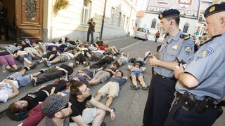 Zagreb, 130710.
Cirilometodska ulica.
Ispred gradske skupstine.
Udruge Zelena akcija i Pravo na grad organiziraju nastavak prosvjeda gradjana zbog gradnje ulazno-izlazne rampe u Varsavskoj za garazu Hoto grupe Tomislava Horvatincica.
Na slici: Prosvjednic Zagreb, 130710.
Cirilometodska ulica.
Ispred gradske skupstine.
Udruge Zelena akcija i Pravo na grad organiziraju nastavak prosvjeda gradjana zbog gradnje ulazno-izlazne rampe u Varsavskoj za garazu Hoto grupe Tomislava Horvatincica.
Na slici: Prosvjednic