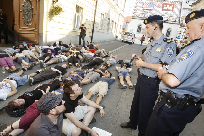 Zagreb, 130710.
Cirilometodska ulica.
Ispred gradske skupstine.
Udruge Zelena akcija i Pravo na grad organiziraju nastavak prosvjeda gradjana zbog gradnje ulazno-izlazne rampe u Varsavskoj za garazu Hoto grupe Tomislava Horvatincica.
Na slici: Prosvjednic Zagreb, 130710.
Cirilometodska ulica.
Ispred gradske skupstine.
Udruge Zelena akcija i Pravo na grad organiziraju nastavak prosvjeda gradjana zbog gradnje ulazno-izlazne rampe u Varsavskoj za garazu Hoto grupe Tomislava Horvatincica.
Na slici: Prosvjednic