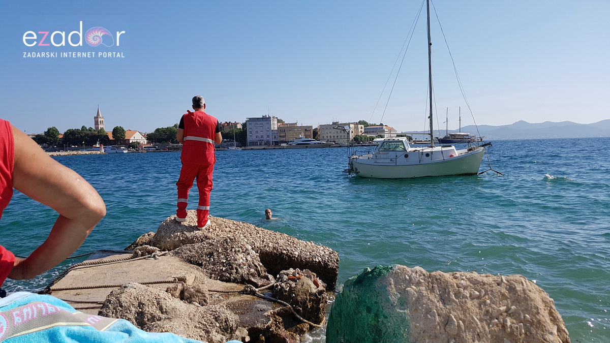 Divljao golfom po Brodarici pa završio u moru kod HAZU-a Divljao golfom po Brodarici pa završio u moru kod HAZU-a