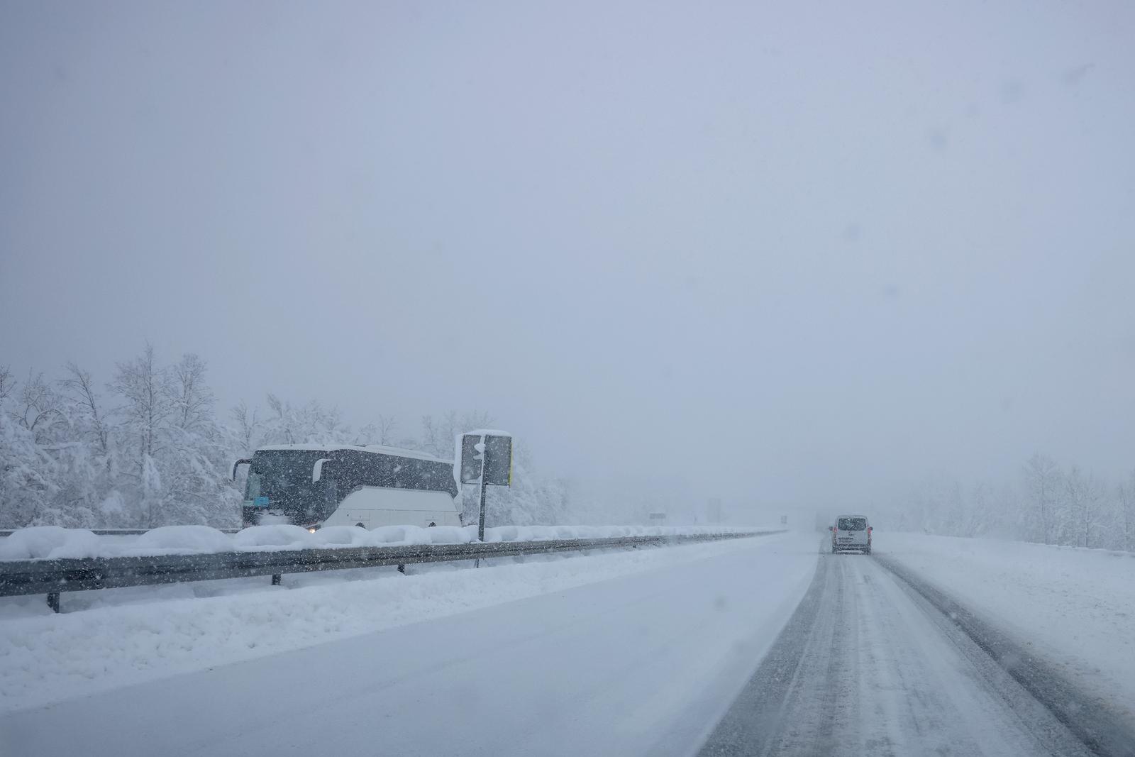 U Lici pada gusti snijeg, zimski uvjeti na cestama U Lici pada gusti snijeg, zimski uvjeti na cestama