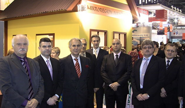 Veleposlanik Krnić s predstavnicima Vira i Oslavanyja ispred štanda TZO Vir