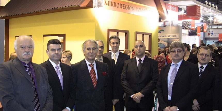 Veleposlanik Krnić s predstavnicima Vira i Oslavanyja ispred štanda TZO Vir