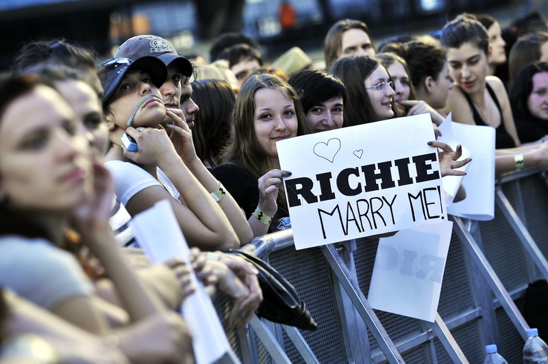 Zagreb, 080611.
Stadion Maksimir.
Nastup americke rock grupe Bon Jovi. 
Na slici: publika.
Foto: Boris Kovacev / CROPIX