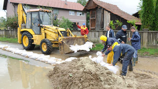 Rijeka Krapina se izlila iz svog korita nakon nekoliko dana neprekinutih kiša te je poplavila kuće i podrume u Zaprešiću, a vodostaj rijeke Save i dalje raste, Foto: Damir Krajac / CROPIX