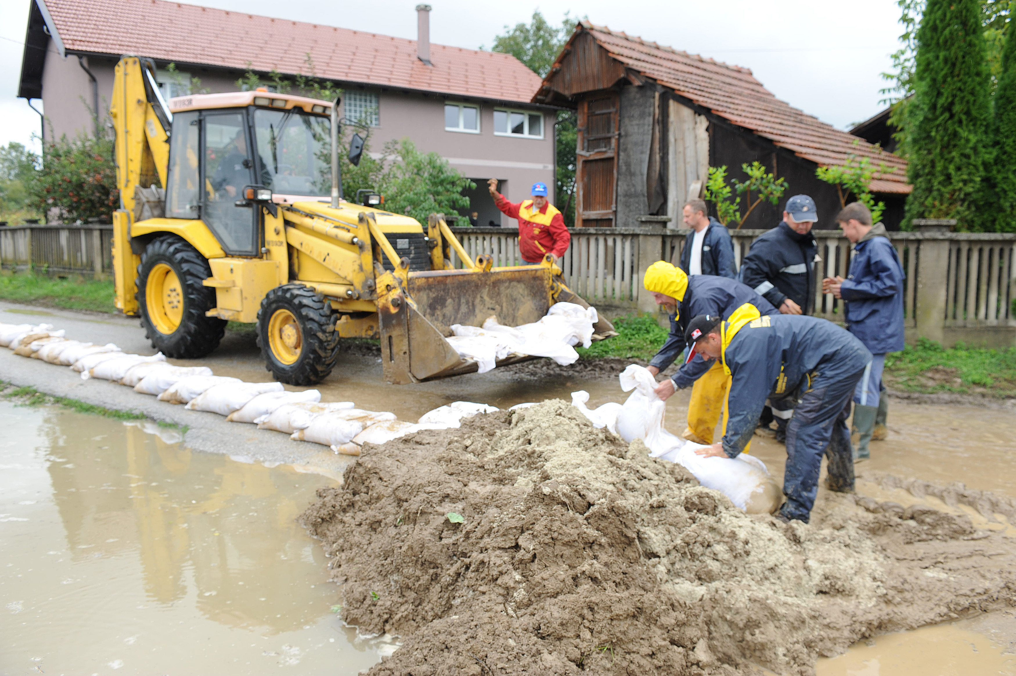 Rijeka Krapina se izlila iz svog korita nakon nekoliko dana neprekinutih kiša te je poplavila kuće i podrume u Zaprešiću, a vodostaj rijeke Save i dalje raste, Foto: Damir Krajac / CROPIX