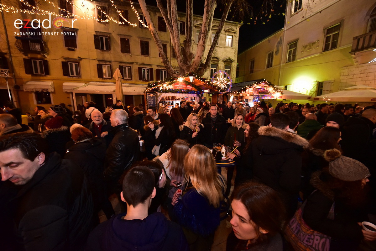 Tisuće Zadrana uživalo na krcatom Narodnom trgu i Tgu Petra Zoranića uz Tomislava Bralića i klapu Intrade Tisuće Zadrana uživalo na krcatom Narodnom trgu i Tgu Petra Zoranića uz Tomislava Bralića i klapu Intrade