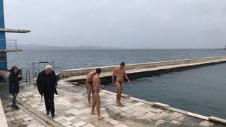 3, 2, 1: Trojica mladih Zadrana na Božić skočila sa skakaonice na bazenu 3, 2, 1: Trojica mladih Zadrana na Božić skočila sa skakaonice na bazenu
