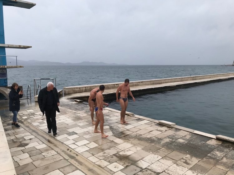 3, 2, 1: Trojica mladih Zadrana na Božić skočila sa skakaonice na bazenu 3, 2, 1: Trojica mladih Zadrana na Božić skočila sa skakaonice na bazenu