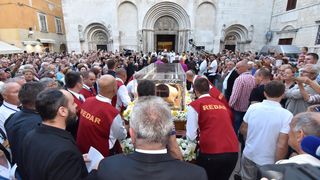 Velik broj vjernika sudjelovalo u procesiji u kojoj je nošeno tijelo Leopolda Bogdana Mandića od crkve Gospe od zdravlja do katedrale sv. Stošije Velik broj vjernika sudjelovalo u procesiji u kojoj je nošeno tijelo Leopolda Bogdana Mandića od crkve Gospe od zdravlja do katedrale sv. Stošije