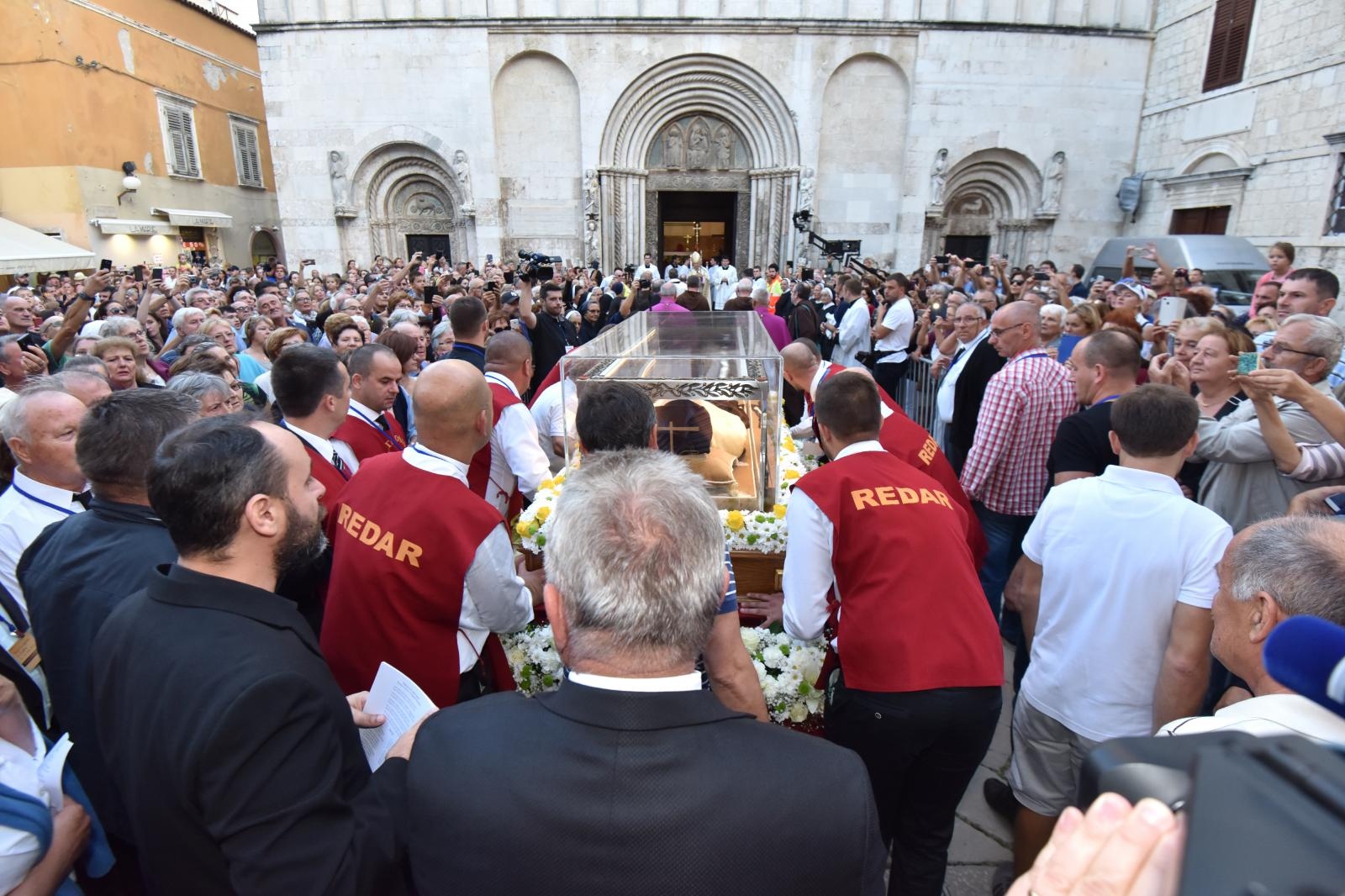 Velik broj vjernika sudjelovalo u procesiji u kojoj je nošeno tijelo Leopolda Bogdana Mandića od crkve Gospe od zdravlja do katedrale sv. Stošije Velik broj vjernika sudjelovalo u procesiji u kojoj je nošeno tijelo Leopolda Bogdana Mandića od crkve Gospe od zdravlja do katedrale sv. Stošije