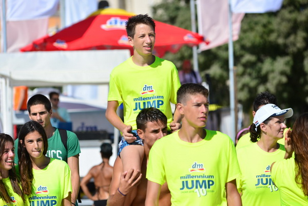 10. dm Millennium Jump na zadarskoj rivi – 3 tisuće skakača poslalo prekrasnu priču u svijet 10. dm Millennium Jump na zadarskoj rivi – 3 tisuće skakača poslalo prekrasnu priču u svijet