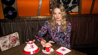 Više od 30.000 ljudi diljem Hrvatske sudjelovalo je 2015. godine u Julius Meinl Poetry projektu te pisanju stihova. A priliku da prvi svoju kavu u 2015. godini plaćaju stihovima imali su Milana Vlaović, Jelena Veljača, Judita Franković, Enes Vejzović, And