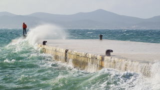 Spektakularna igra valova na zadarskoj rivi 5. studenog 2014.  Foto: Marin Pitton