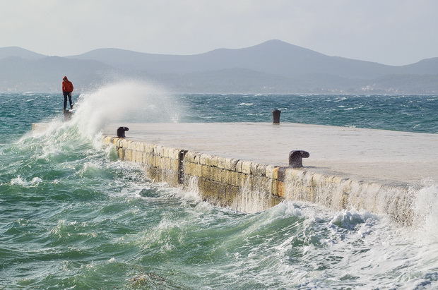 Spektakularna igra valova na zadarskoj rivi 5. studenog 2014.  Foto: Marin Pitton