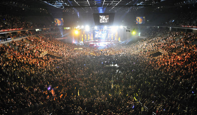 Zagreb, 190409.

Koncert Mise Kovaca u Areni Zagreb.

Na fotografiji: Publika je popunila dvoranu.

Foto: Boris Kovacev / CROPIX