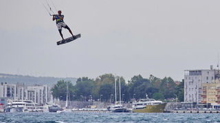 Kiteri i surferi uživali u jakom jugu