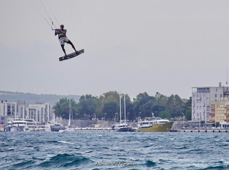 Kiteri i surferi uživali u jakom jugu