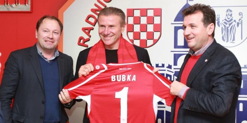 16.12.2014., Split – Legendarni skakac u vis, sadasnji pretpredsjednik Svjetske atletske federacije (IAAF), Sergey Bubka posjetio je Split. Nakon prezentacije projekta IAAF akreditiranog atletskog centra na Parku mladezi braca Slaven i Jozo Zuzul poklonil 16.12.2014., Split – Legendarni skakac u vis, sadasnji pretpredsjednik Svjetske atletske federacije (IAAF), Sergey Bubka posjetio je Split. Nakon prezentacije projekta IAAF akreditiranog atletskog centra na Parku mladezi braca Slaven i Jozo Zuzul poklonil