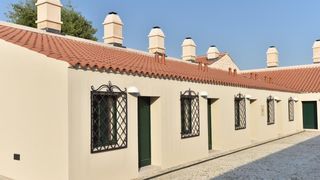 Han Maskovica izgradjen u 17. stoljecu i sluzio je u civilne svrhe kao svratiste, odmoriste i rezidencija. Objekt je izgradio Jusuf Maskovic, visoki dostojanstvenik na turskom dvoru, inace rodom iz Vrane ili iz Pakostana. Zapocet je u vrijeme izbijanja K Han Maskovica izgradjen u 17. stoljecu i sluzio je u civilne svrhe kao svratiste, odmoriste i rezidencija. Objekt je izgradio Jusuf Maskovic, visoki dostojanstvenik na turskom dvoru, inace rodom iz Vrane ili iz Pakostana. Zapocet je u vrijeme izbijanja K