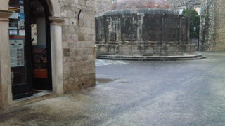 Dubrovnik, 221110.
Dubrovnik je jutros pogodio strahoviti prolom oblaka, uzrokovavsi poplave, “jezera” na ulicama i zastoje prometa.
Foto: Anton Hauswitschka / Dubrovacki Vjesnik / CROPIX