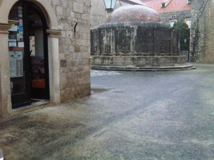 Dubrovnik, 221110.
Dubrovnik je jutros pogodio strahoviti prolom oblaka, uzrokovavsi poplave, “jezera” na ulicama i zastoje prometa.
Foto: Anton Hauswitschka / Dubrovacki Vjesnik / CROPIX