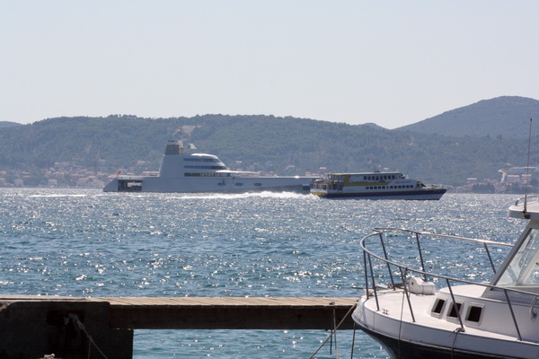 Superjqahta “A” usidrena u zadarskom kanalu Superjqahta “A” usidrena u zadarskom kanalu