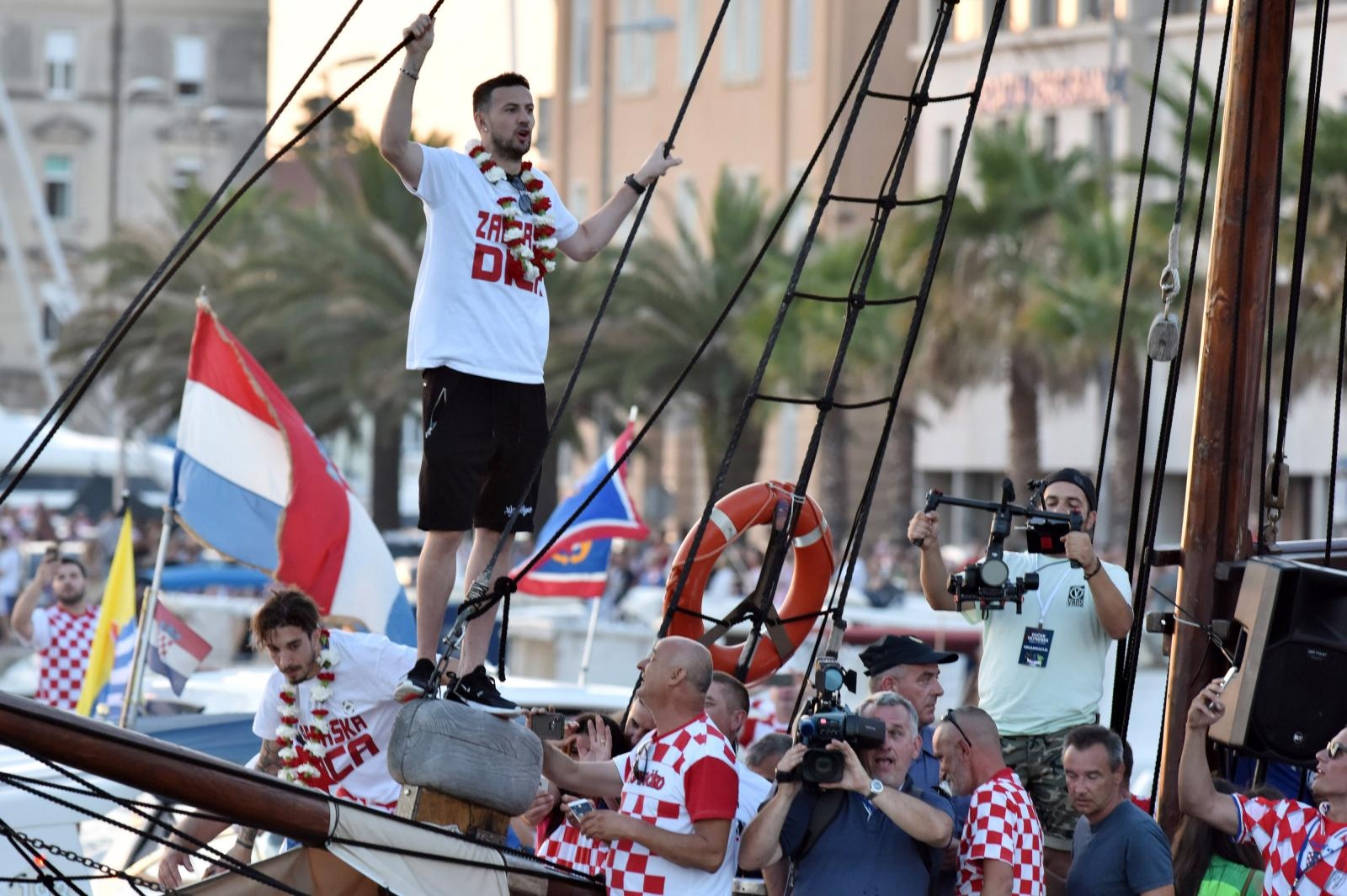 Svečani doček zadarskih Vatrenih: Jedrenjakom Branimir plovili od Gradskog mosta do gata na zadarskoj rivi