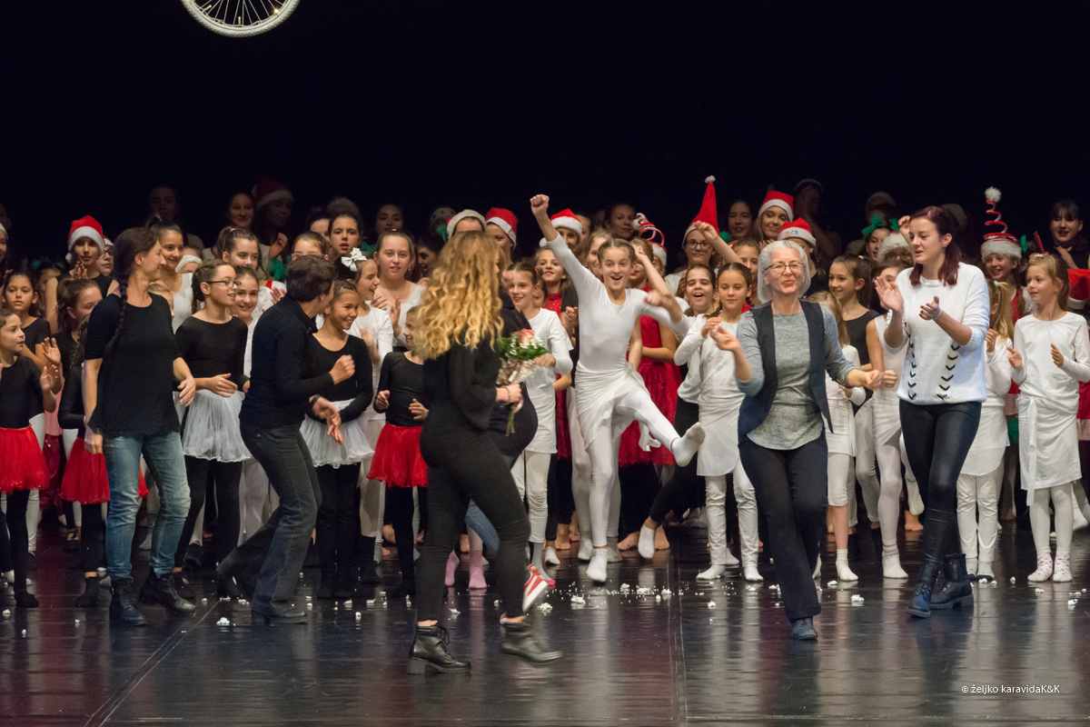 Božićna čestitka plesnog odjela Glazbene škole Blagoje Bersa