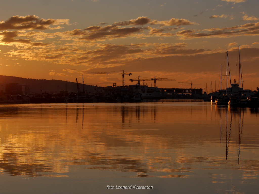 Svitanje i rano jutro u novoj luci Gaženica