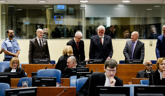 Smrknutih lica i zabrinuti: ‘šestorka’ iz BiH prati izricanje presude