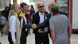 Zadar, 010513.
Predstavnici Koalicije za promjene, predvodjeni kandidatom za gradonacelnika Ivom Bilicem, obiljezili su 1. svibanj – Medjunarodni praznik rada podjelom karanfila sugradjankama i sugradjanima.
Na fotografiji: Ingrid Anticevic i Ivo Bilic. Zadar, 010513.
Predstavnici Koalicije za promjene, predvodjeni kandidatom za gradonacelnika Ivom Bilicem, obiljezili su 1. svibanj – Medjunarodni praznik rada podjelom karanfila sugradjankama i sugradjanima.
Na fotografiji: Ingrid Anticevic i Ivo Bilic.