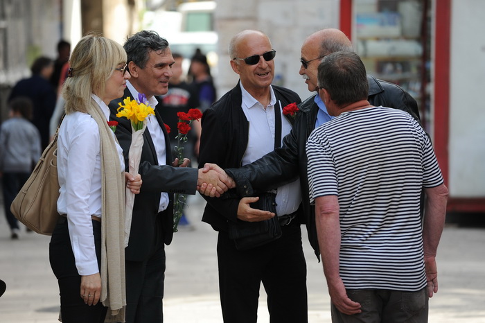 Zadar, 010513.
Predstavnici Koalicije za promjene, predvodjeni kandidatom za gradonacelnika Ivom Bilicem, obiljezili su 1. svibanj – Medjunarodni praznik rada podjelom karanfila sugradjankama i sugradjanima.
Na fotografiji: Ingrid Anticevic i Ivo Bilic. Zadar, 010513.
Predstavnici Koalicije za promjene, predvodjeni kandidatom za gradonacelnika Ivom Bilicem, obiljezili su 1. svibanj – Medjunarodni praznik rada podjelom karanfila sugradjankama i sugradjanima.
Na fotografiji: Ingrid Anticevic i Ivo Bilic.