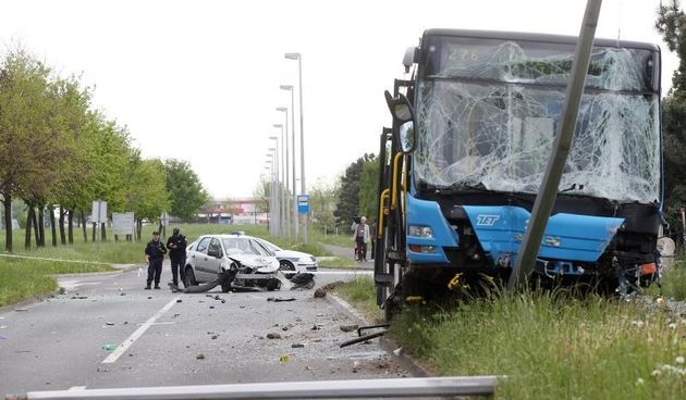 Na krizanju Slavonske avenije i Servisne ceste sudarili su se ZET-ov autobus na liniji 216 (Kvaternikov trg – Ivanja Reka) i osobni automobil. Vise ljudi je ozlijedjeno. U tijeku je ocevid prometne policije. Photo: Igor Kralj/PIXSELL