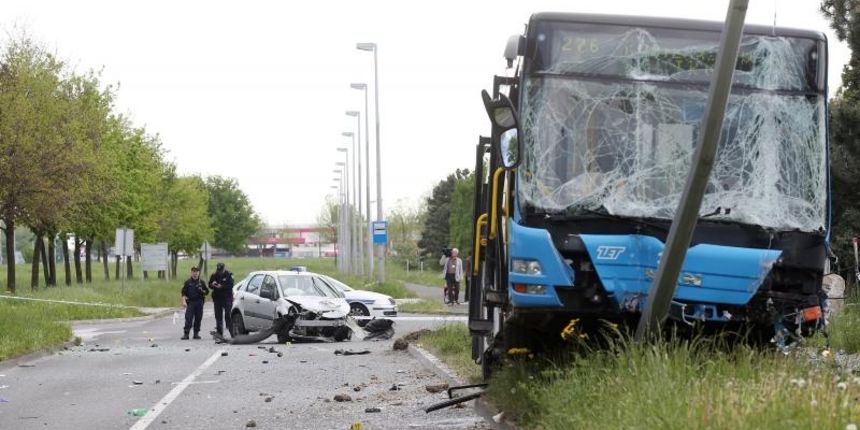 Na krizanju Slavonske avenije i Servisne ceste sudarili su se ZET-ov autobus na liniji 216 (Kvaternikov trg – Ivanja Reka) i osobni automobil. Vise ljudi je ozlijedjeno. U tijeku je ocevid prometne policije. Photo: Igor Kralj/PIXSELL