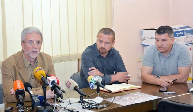 Sindikalni celnici Damir Jakus (Udruga radnicikih sindikata Hrvatske), Mladen Novosel (Savez samostalnih sindikata Hrvatske) i Kresimir Sever (Nezavisni hrvatski sindikat) na konferenciji za medije najavili su prosvjed koji ce 1. svibnja biti odrzan u Sis