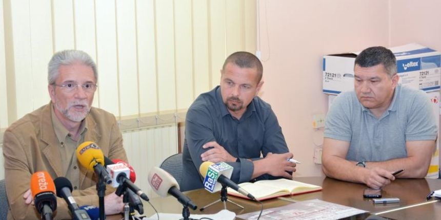 Sindikalni celnici Damir Jakus (Udruga radnicikih sindikata Hrvatske), Mladen Novosel (Savez samostalnih sindikata Hrvatske) i Kresimir Sever (Nezavisni hrvatski sindikat) na konferenciji za medije najavili su prosvjed koji ce 1. svibnja biti odrzan u Sis Sindikalni celnici Damir Jakus (Udruga radnicikih sindikata Hrvatske), Mladen Novosel (Savez samostalnih sindikata Hrvatske) i Kresimir Sever (Nezavisni hrvatski sindikat) na konferenciji za medije najavili su prosvjed koji ce 1. svibnja biti odrzan u Sis